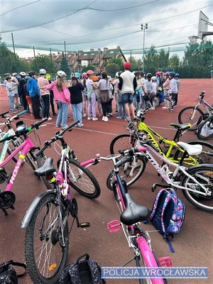 Uczniowie na płycie boiska podczas prowadzonego egzaminu na kartę rowerową