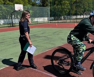 Już od najmłodszych lat poznajemy zasady i przepisy ruchu drogowego. Egzamin na kartę rowerową utrwala zdobytą przez nas wiedzę