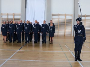 Policjanci w mundurach galowych oraz dowódca uroczystości