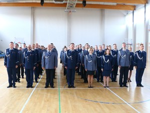 Policjanci w mundurach galowych stojący w szeregach podczas uroczystości Święta Policji