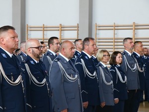 Policjanci w mundurach galowych stojący w szeregu