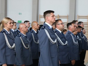 Policjanci w mundurach galowych stojacy w szeregu