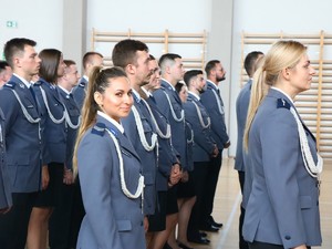 Policjanci w mundurach galowych stojący w szeregu