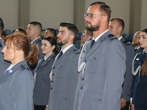 Policjanci w mundurach galowych stojący w szeregu