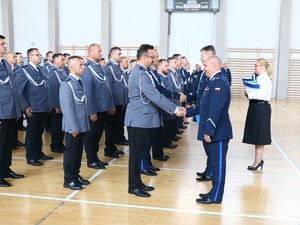 Komendant Wojewódzki Policji we Wrocławiu oraz Komendant Miejski wręczą akty mianowania policjantom