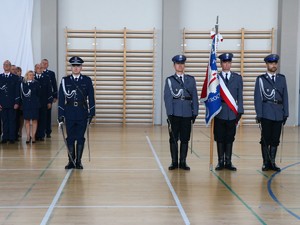 Policjanci w poczcie sztandarowym oraz prowadzący uroczytsość