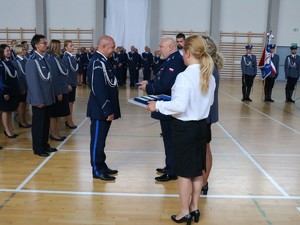 Przedstawiciele Niezależnego Samorządnego Związku Zawodowego Policji wręczają odznaczenia Komendantowi Miejskiemu Policji we Wrocławiu oraz innym funkcjonariuszom