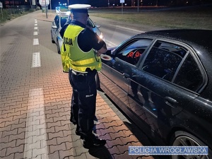 Policjanci w trakcie kontroli na jednej z wrocławskich ulic