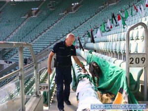 Pies służbowy wraz z przewodnikiem na trybunach stadionu piłkarskiego