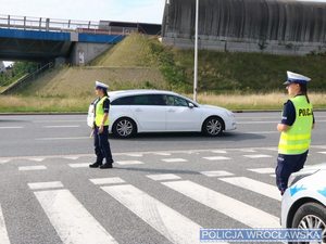 Policjantki w mundurze oraz policyjny radiowóz