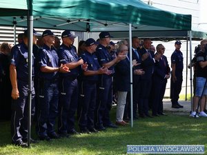 Przedstawiciele policji oraz zaproszeni goście podczas uroczystości