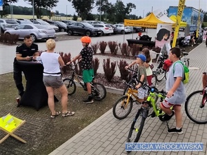 Bezpieczne wakacje i droga do szkoły tematem rozmów wrocławskich policjantów