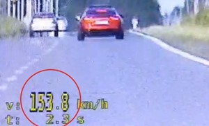 153 km/h przy ograniczeniu do 70 km/h – kierujący sportowym autem stwierdził, że to niemożliwe