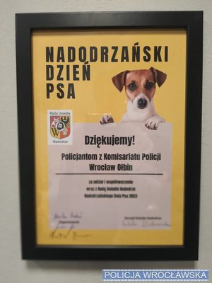 Zdjęcie tablicy z podziękowaniami dla policjantów z Komisariatu Policji Wrocław Ołbin