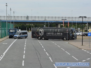 Wjeżdżający na parking przy stadionie we Wrocławiu autokar