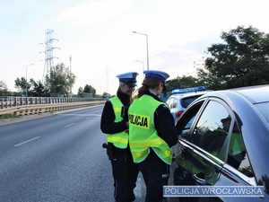 Policjantki ruchu drogowego podczas kontroli na jednej z wrocławskich ulic