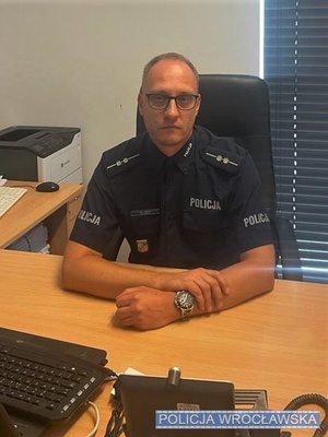 Policjant z Siechnic, który „(...) nie tylko wykonuje swoje obowiązki, ale przede wszystkim dba o dobro obywateli, którym służy.”