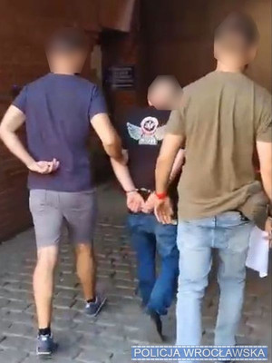 Policjanci z wrocławskiego Rakowca zatrzymali złodziei katalizatorów. Okazało się, że na koncie mają również inne przestępstwa