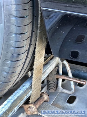 Uszkodzone elementy mocujące ładunek w postaci aut osobowych przewożonych na naczepie