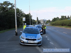 Funkcjonariuszki Wydziału Ruchu Drogowego wrocławskiej komendy miejskiej podczas kontroli drogowej i pomiaru prędkości na posterunku stałym, na jednej z wrocławskich ulic - zdjęcie ilustracyjne.