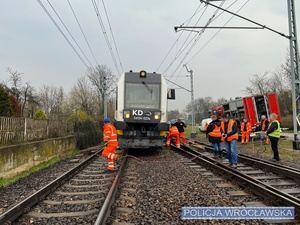 Policjanci proszą o kontakt osoby podróżujące 14 kwietnia br. szynobusem relacji Wrocław Główny – Kudowa-Zdrój, który w okolicy dworca Smolec wykoleił się