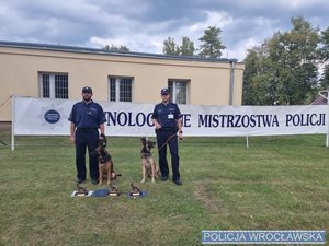 Policjanci w mundurach z psami służbowymi