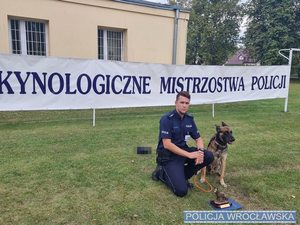 Policjant w mundurze z psem służbowym