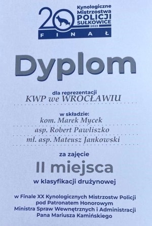 Zdjęcie dyplomu dla policjantów z wrocławskiej komendy miejskiej za zajęcie iI miejsca w zwodach kynologicznych