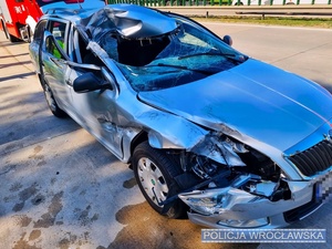 Zdjęcie uszkodzonego pojazdu na autostradzie