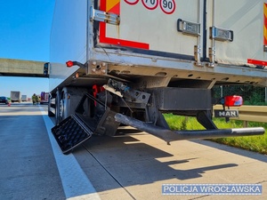 Zdjęcie uszkodzonej naczepy pojazdu na autostradzie