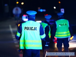 Funkcjonariusze policji w trakcie nocnej kontroli pojazdów