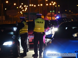 Funkcjonariusze policji w trakcie nocnej kontroli pojazdów