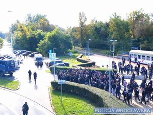 Kibice wysiadający z pociągu stacja kolejowa Wrocław stadion