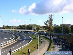 Kibice zmierzający na stadion wrocławski