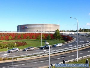 Widok stadionu wrocławskiego oraz okolicznej ulicy