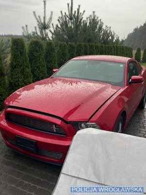 pojazd marki Ford Mustang kolor czerwony