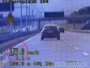 "Jazda na zderzaku" z prędkością 173 km/h... do tragedii mogło dojść w każdej chwili!