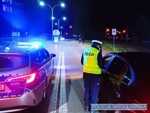 Umundurowani policjanci podczas czynności kontrolnych pojazdów na jednej z ulic w okolicy centrum handlowego na Bielanach Wrocławskich