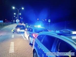 Umundurowani policjanci podczas czynności kontrolnych pojazdów na jednej z ulic w okolicy centrum handlowego na Bielanach Wrocławskich