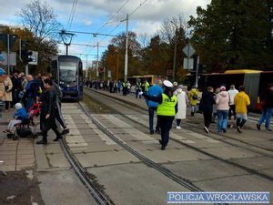 Policjantka w mundurze na przejściu dla pieszych kieruje ruchem