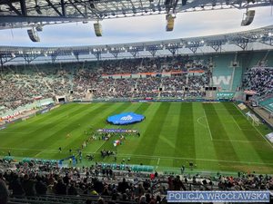 Widok na murawę stadiony podczas rozpoczynającego się meczy na stadionie miejskiej we Wrocławiu