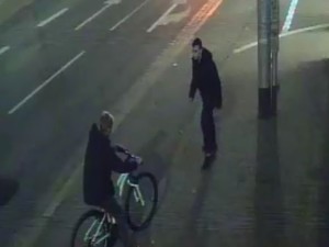 Dwie osoby przy jednej z wrocławskich ulic. W tym jedna na rowerze. Stojący frontem do siebie.