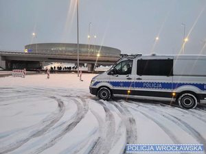 Radiowóz oznakowany stojący przed bramą wjazdową na stadion  Tarczyński Arena