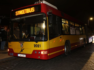 Stojący na jednej z wrocławskich ulic autobus z wyświetlonym napisem STREETBUS