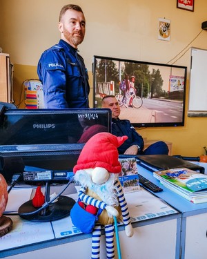 Policjanci podczas prelekcji w szkole.