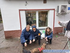 Pracownicy z Komisariatu Policiji Wrocław Stare Miasto wraz z podopiecznymi fundacji wspierającej zwierzęta.