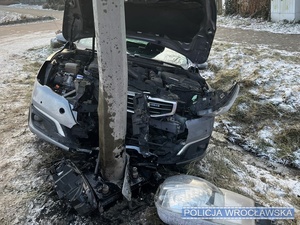 Zdjęcie z miejsca zdarzenia drogowego na drodze w jednej z podwrocławskich miejscowości gdzie pojazd osobowy marki Peugeot uderzył przydrożną latarnie.