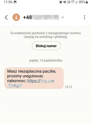 Zrzut ekranu z wiadomością SMS o niedopłacie na przesyłce.