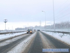 Jadące jedną z podwrocławskich, zaśnieżonych dróg auta