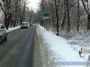 Znak informujący o końcu obszaru zabudowanego i opuszczeniu Wrocławia stojący przy jednej z dróg wylotowych z miasta.